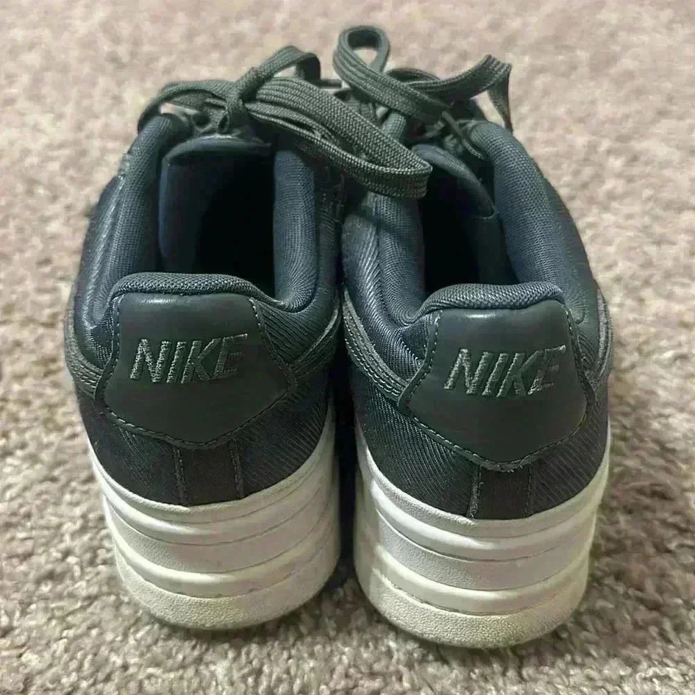 Nike - Picture 6 of 8